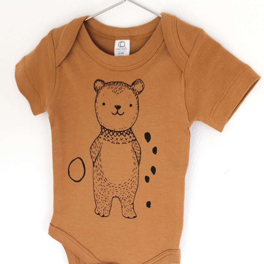 Bruno-Bear-Body-braun-k03-little-ruby Baby-Body mit Bär Motiv aus 100% Bio-Baumwolle von little Ruby Berlin