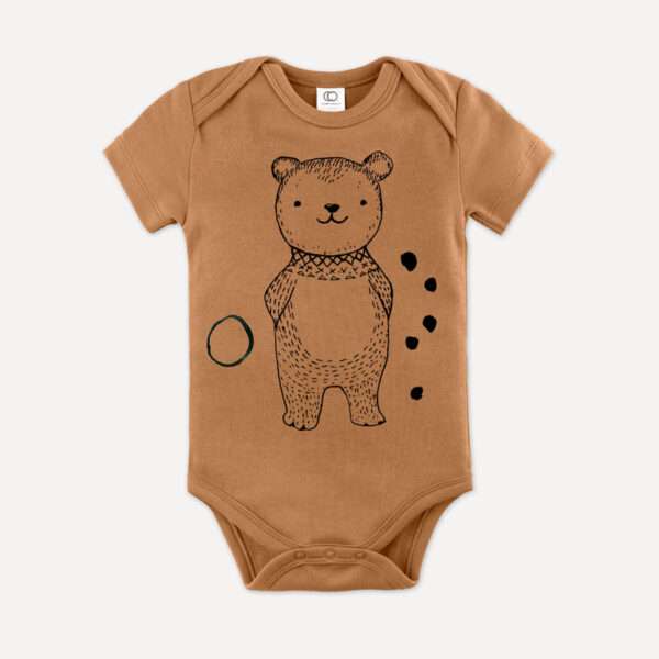 Bruno-Bear-Body-kb01-little-ruby Brauner Baby-Body mit Bär Motiv aus 100% Bio-Baumwolle von little Ruby Berlin