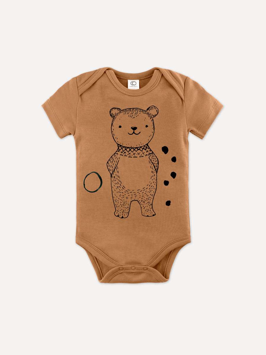 Bruno-Bear-Body-kb01-little-ruby Brauner Baby-Body mit Bär Motiv aus 100% Bio-Baumwolle von little Ruby Berlin