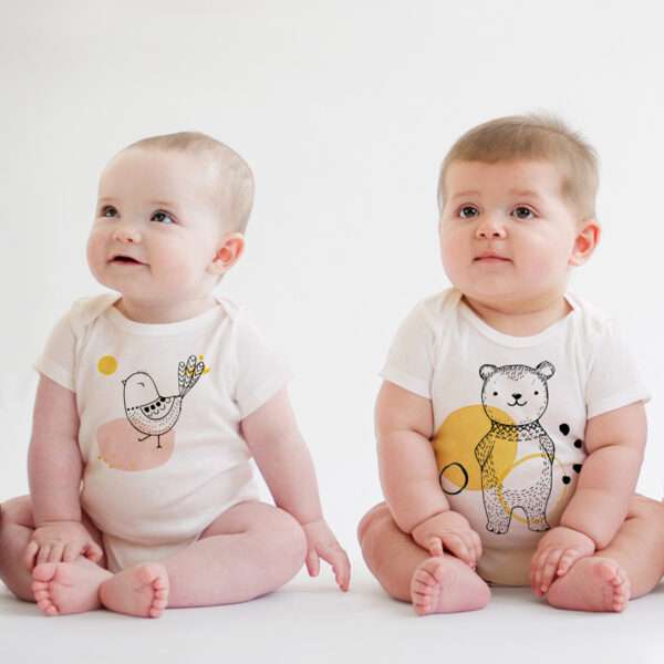 Kiki-Vogel-Body-k011-little-ruby Angezogen Baby-Body mit Spatz Vogel und Bear Motiv aus 100% Bio-Baumwolle von little Ruby Berlin