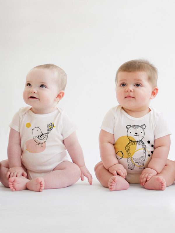 Angezogen Baby-Body mit Spatz Vogel und Bear Motiv aus 100% Bio-Baumwolle von little Ruby Berlin