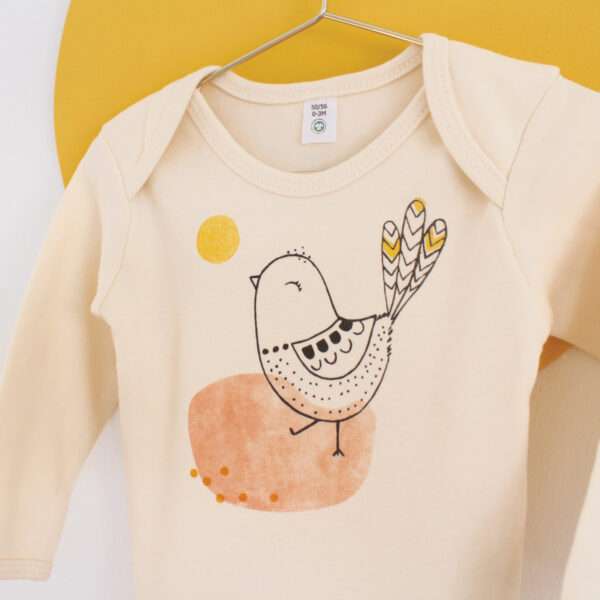 Nahaufnahme Baby-Body mit Spatz Vogel Motiv aus 100% Bio-Baumwolle von little Ruby Berlin