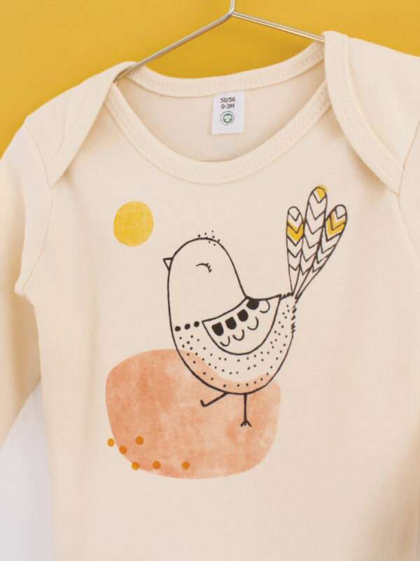 Nahaufnahme Baby-Body mit Spatz Vogel Motiv aus 100% Bio-Baumwolle von little Ruby Berlin