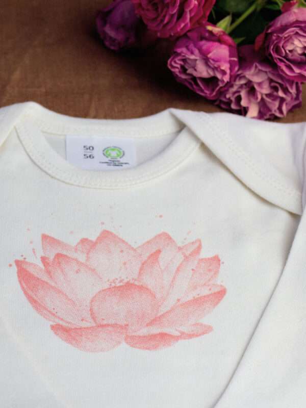 Detail Bio Babybody mit Lotus Lotusblüte Motiv perfektes Geschenk zur Geburt oder Yogababy von little Ruby Berlin