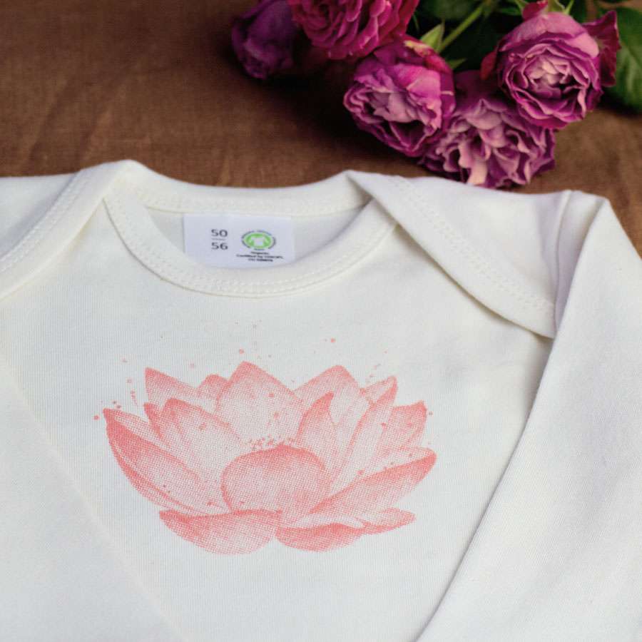 Lotus-Body-l03-little-ruby_big Detail Bio Babybody mit Lotus Lotusblüte Motiv perfektes Geschenk zur Geburt oder Yogababy von little Ruby Berlin