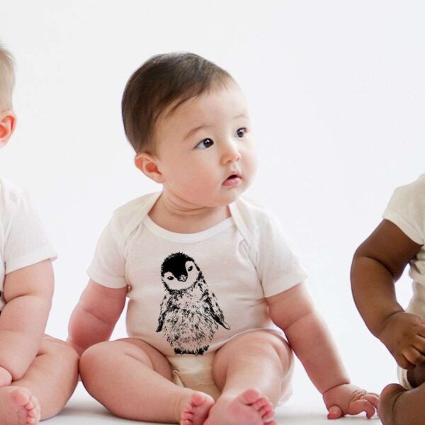 Pinguin Baby-Body aus 100% Bio-Baumwolle. Angezogene Ansicht. von little Ruby