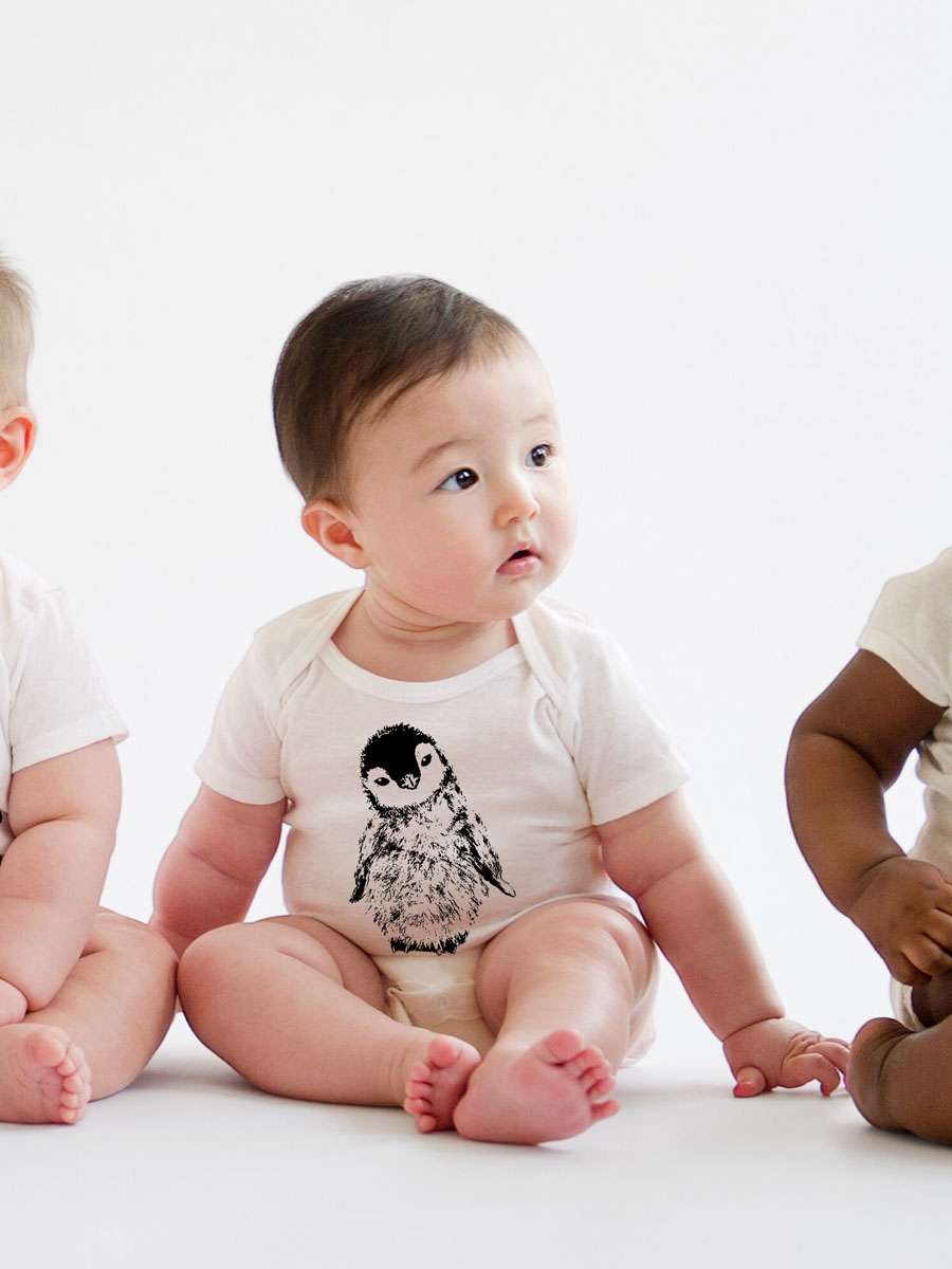Pinguin Baby-Body aus 100% Bio-Baumwolle. Angezogene Ansicht. von little Ruby