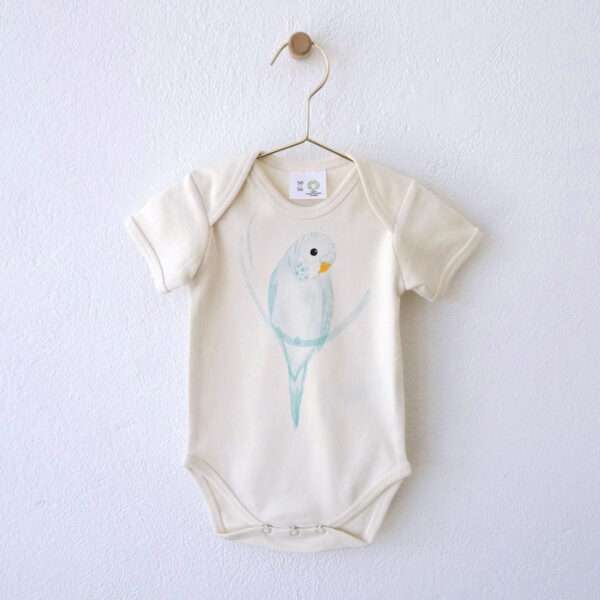 Babystrampler aus Bio-Baumwolle mit Wellensittich Motiv bedruckt von little Ruby Berlin