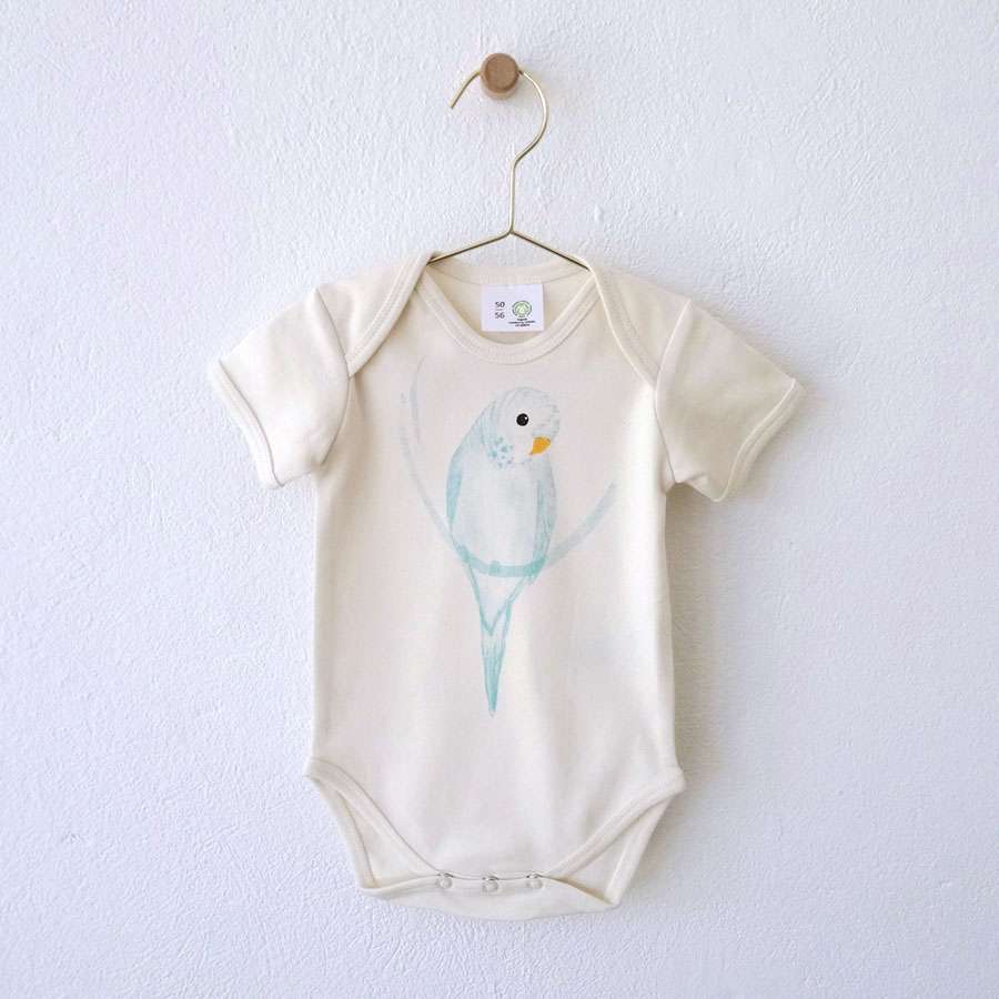 Babystrampler aus Bio-Baumwolle mit Wellensittich Motiv bedruckt von little Ruby Berlin