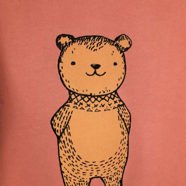baer-sweatshirt-02-littleruby Nahaufnahme brauner Kinder Pullover mit Bär Druck von little Ruby Berlin.