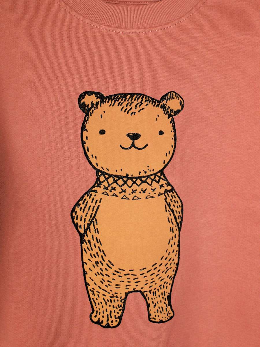 baer-sweatshirt-02-littleruby Nahaufnahme brauner Kinder Pullover mit Bär Druck von little Ruby Berlin.