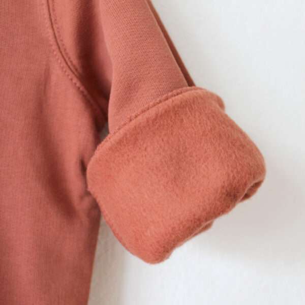 baer-sweatshirt-03-littleruby Nahaufnahme Brauner Kinder Pullover mit Bär Motiv von little Ruby Berlin.
