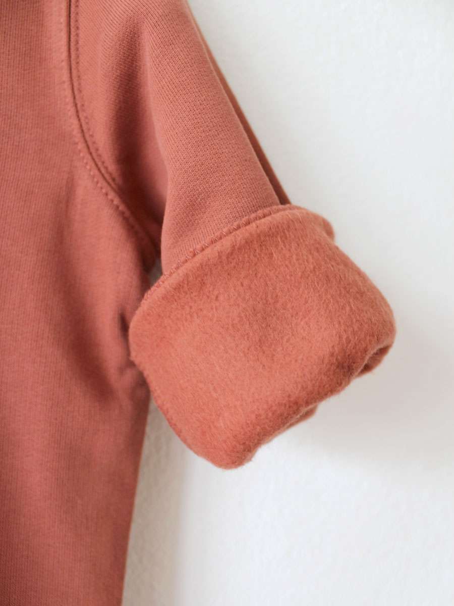 baer-sweatshirt-03-littleruby Nahaufnahme Brauner Kinder Pullover mit Bär Motiv von little Ruby Berlin.