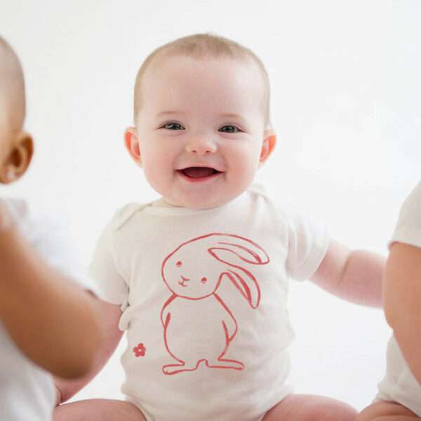 hase-babybody-r-011-littleruby Baby angezogen mit Baby-Body mit Osterhase Motiv aus 100% Bio-Baumwolle von little Ruby Berlin