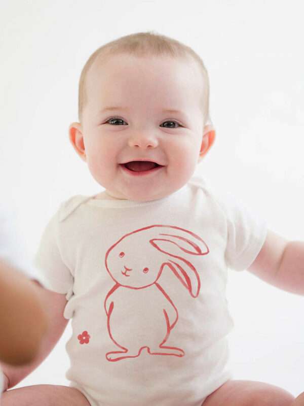 Baby angezogen mit Baby-Body mit Osterhase Motiv aus 100% Bio-Baumwolle von little Ruby Berlin