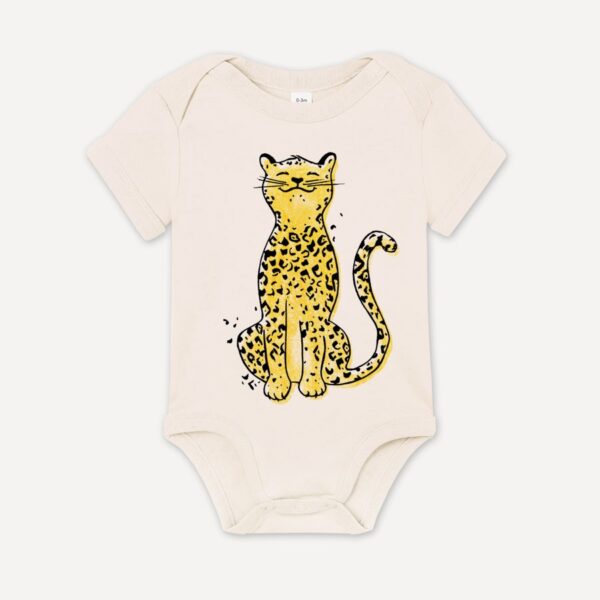 leo-leopard-babybody-01k-littleruby Naturfarbener kurzarm Babybody aus Bio-Baumwolle mit Leoparden-Print