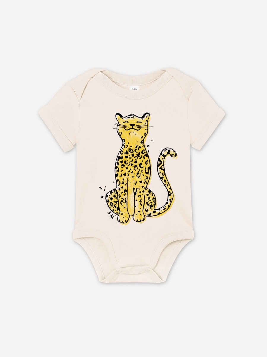 leo-leopard-babybody-01k-littleruby Naturfarbener kurzarm Babybody aus Bio-Baumwolle mit Leoparden-Print
