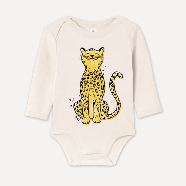 leo-leopard-babybody-01l-littleruby Naturfarbener Babybody aus Bio-Baumwolle mit Leopard-Print