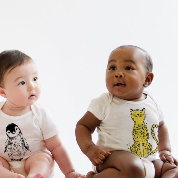 leo-leopard-babybody-03-littleruby Babybody aus Bio-Baumwolle mit Leopard-Print angezogen