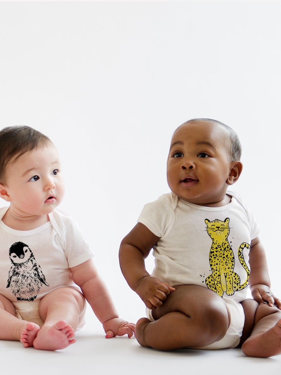 leo-leopard-babybody-03-littleruby Babybody aus Bio-Baumwolle mit Leopard-Print angezogen