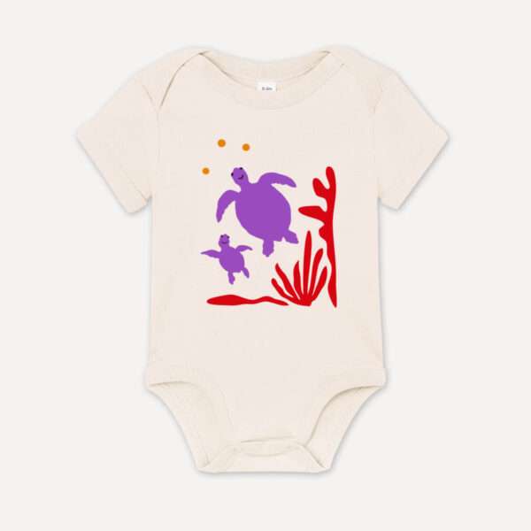 Baby-Body aus 100 % Bio-Baumwolle mit Unterwasserwelt, Korallen und Meeresschildkröten Motiv von little Ruby Berlin