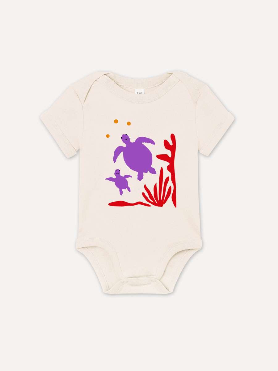 Baby-Body aus 100 % Bio-Baumwolle mit Unterwasserwelt, Korallen und Meeresschildkröten Motiv von little Ruby Berlin