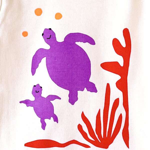 Baby-Body aus 100 % Bio-Baumwolle mit Unterwasserwelt, Korallen und Meer Schildkröten Motiv von little Ruby Berlin