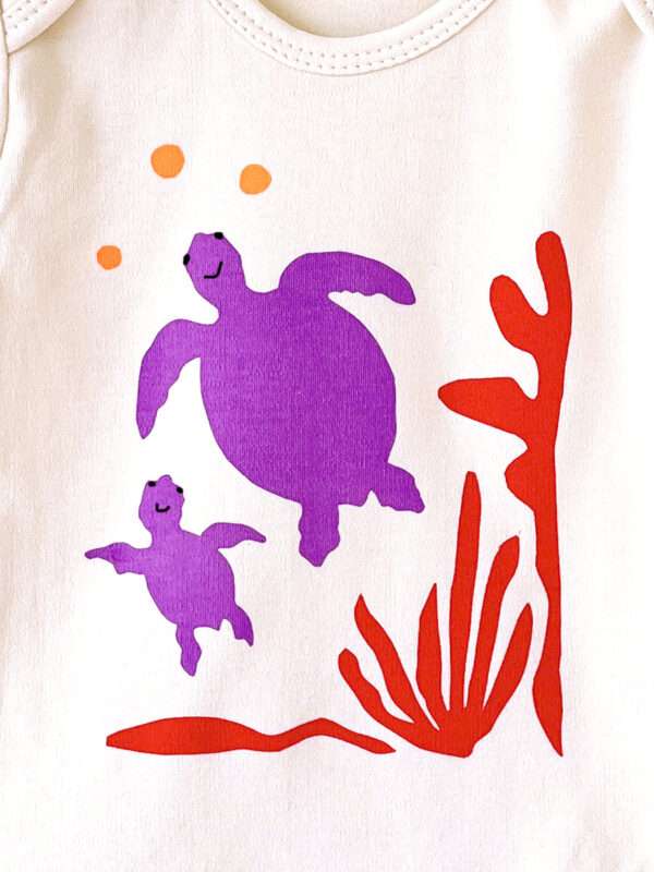 Baby-Body aus 100 % Bio-Baumwolle mit Unterwasserwelt, Korallen und Meer Schildkröten Motiv von little Ruby Berlin