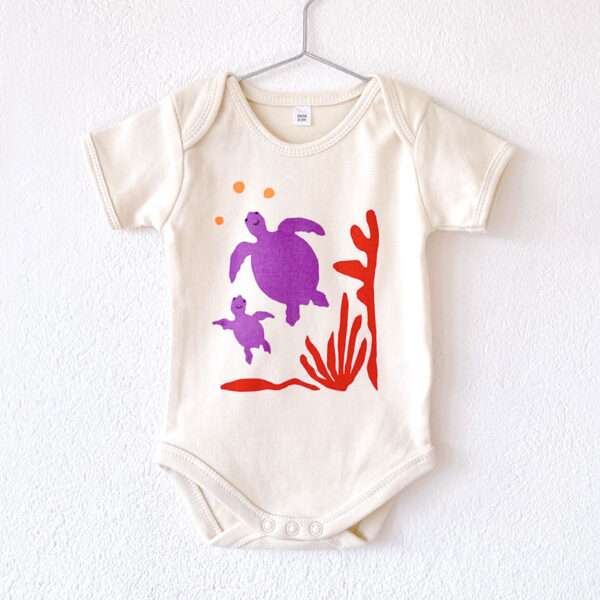 Babybody aus 100 % Bio-Baumwolle mit Unterwasserwelt, Korallen und Meeresschildkröten Motiv von little Ruby Berlin