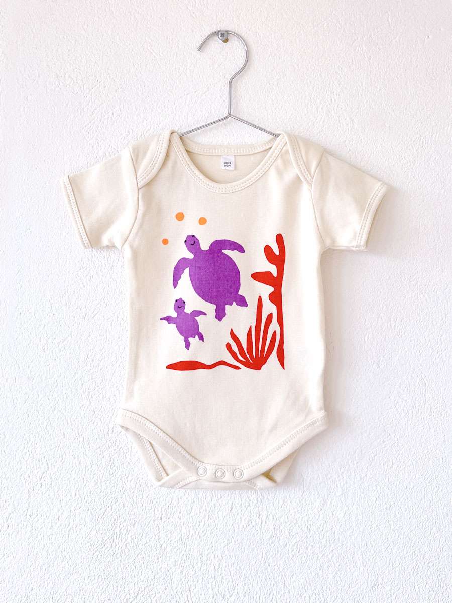 Babybody aus 100 % Bio-Baumwolle mit Unterwasserwelt, Korallen und Meeresschildkröten Motiv von little Ruby Berlin