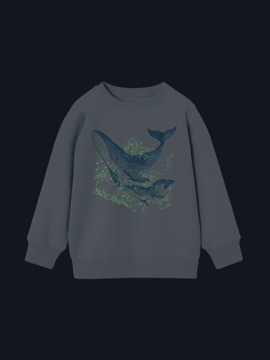 wal-blau-sweathirt-02-little-ruby Wal Sweatshirt mit Glow-in-the-Dark-Plankton blau