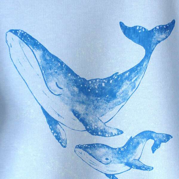 wal-blau-sweathirt-03-little-ruby Nahaufnahme Kinder Pullover mit Wal Motiv und Glow in the Dark aus 100% Bio-Baumwolle von little Ruby