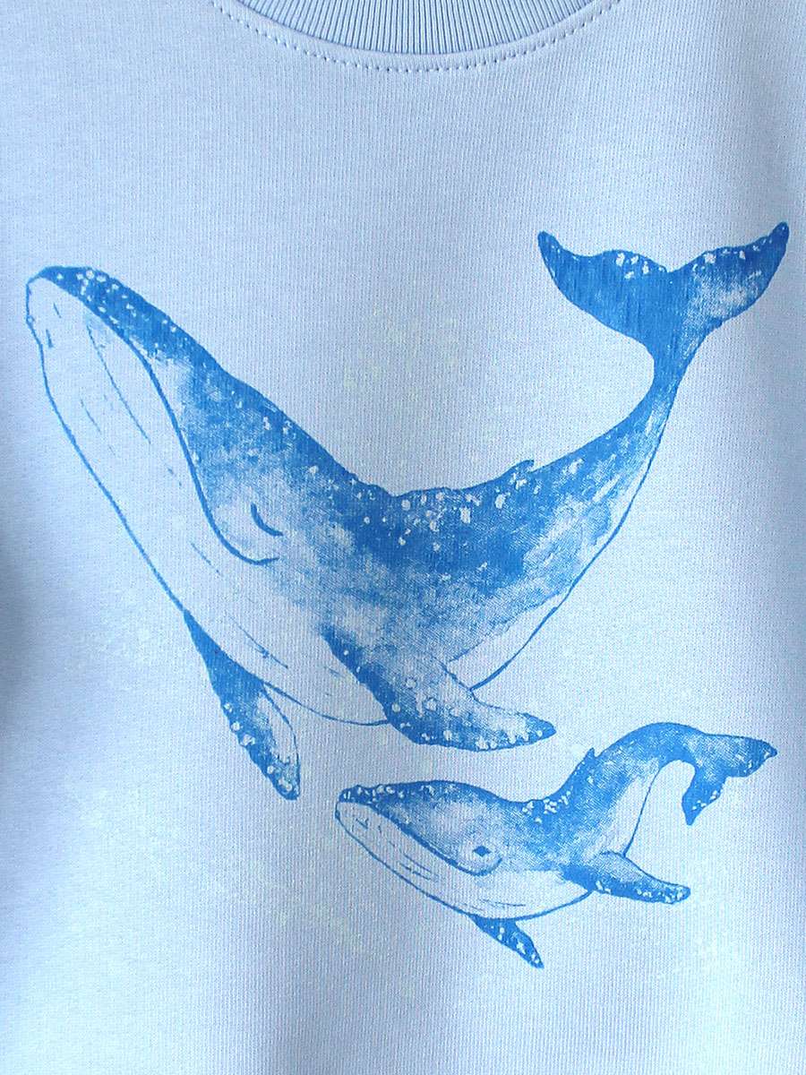 wal-blau-sweathirt-03-little-ruby Nahaufnahme Kinder Pullover mit Wal Motiv und Glow in the Dark aus 100% Bio-Baumwolle von little Ruby