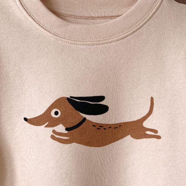 Nahaufnahme von Kinder Sweatshirt mit Dackel Aufdruck von little Ruby