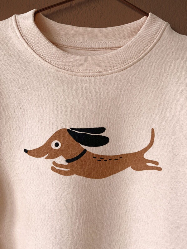 Nahaufnahme von Kinder Sweatshirt mit Dackel Aufdruck von little Ruby