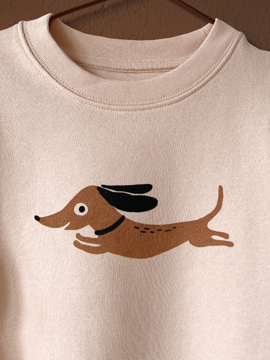 Nahaufnahme von Kinder Sweatshirt mit Dackel Aufdruck von little Ruby