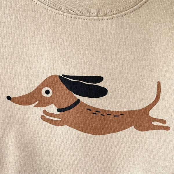 Dackel-sweatshirt-s02-little-ruby-berlin Nahaufnahme Kinder Sweatshirt beige mit Hund Dackel Motiv von little Ruby Berlin