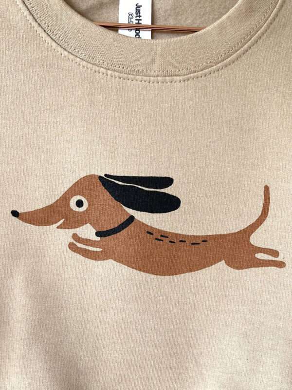 Nahaufnahme Kinder Sweatshirt beige mit Hund Dackel Motiv von little Ruby Berlin