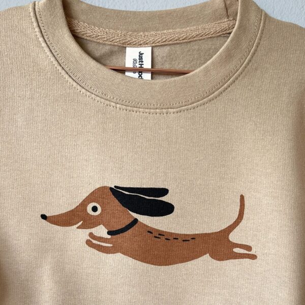 Kinder Sweatshirt mit Dackel Druck Nahaufnahme von little Ruby