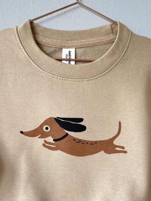 Kinder Sweatshirt mit Dackel Druck Nahaufnahme von little Ruby