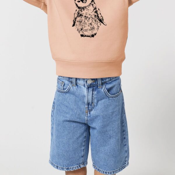 Rosa Kinder Bio-Sweatshirt mit Pinguin Aufdruck. Angezogene Ansicht von little Ruby