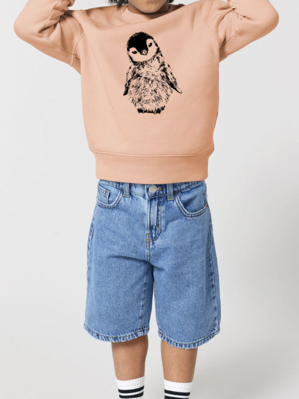 Rosa Kinder Bio-Sweatshirt mit Pinguin Aufdruck. Angezogene Ansicht von little Ruby