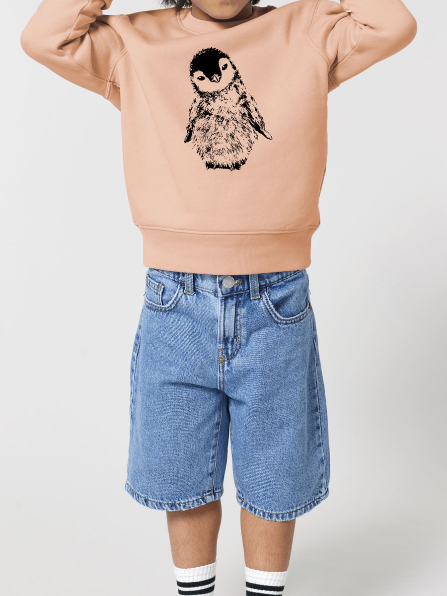 Rosa Kinder Bio-Sweatshirt mit Pinguin Aufdruck. Angezogene Ansicht von little Ruby