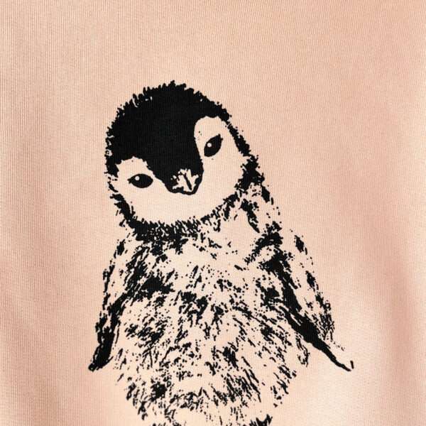 Nahaufnahme Rosa Kinder Bio-Sweatshirt mit Pinguin Aufdruck von little Ruby