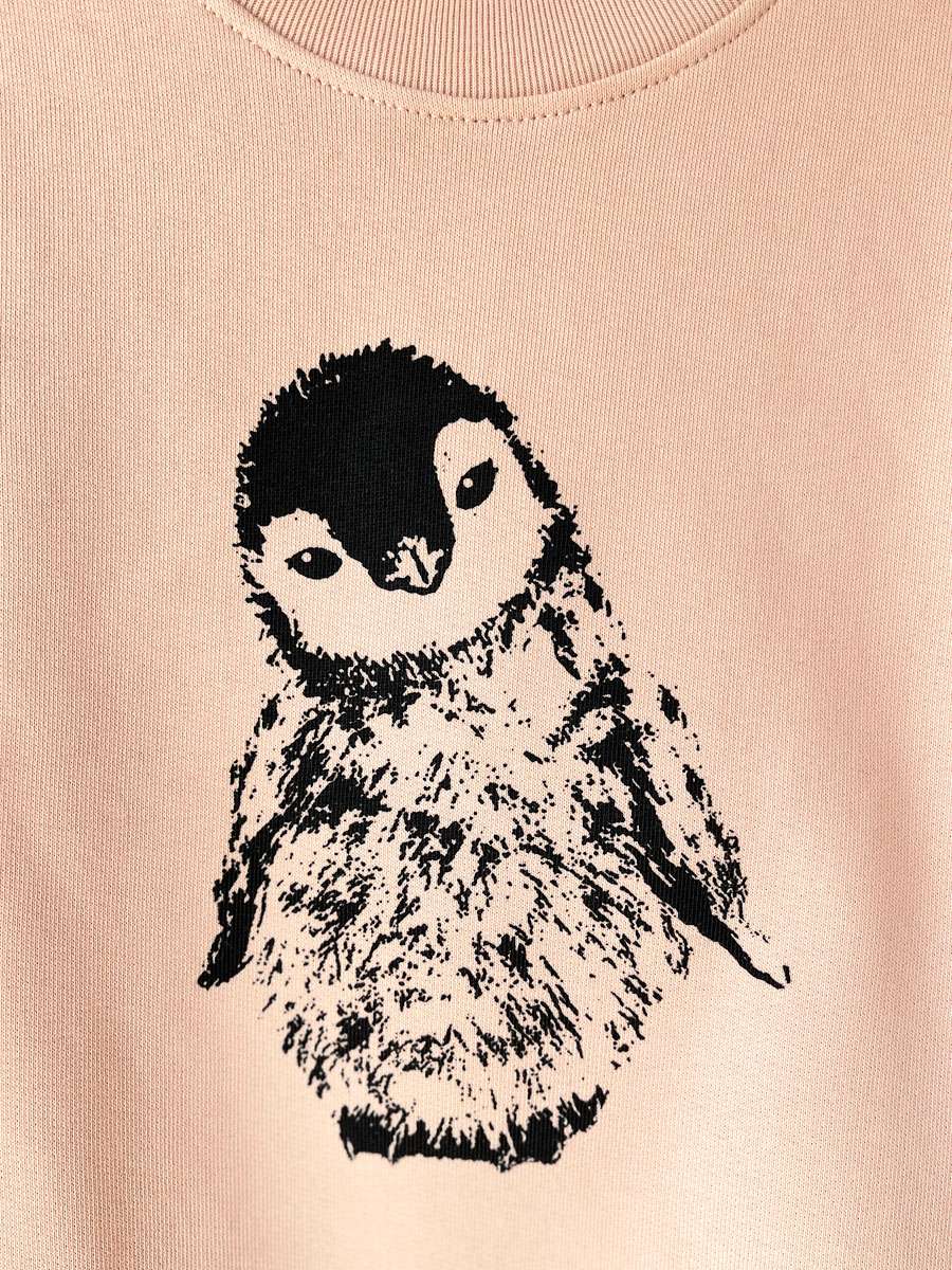 Nahaufnahme Rosa Kinder Bio-Sweatshirt mit Pinguin Aufdruck von little Ruby
