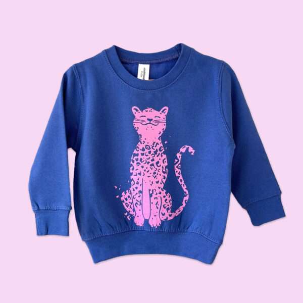 leo-leopard-blau-sweatshirt-little-ruby Blaues Kinder Sweatshirt mit Leopard-Print von little Ruby