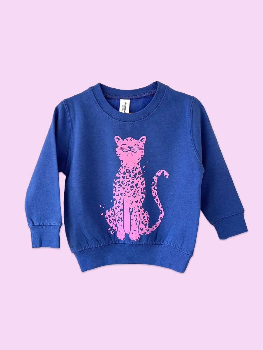 leo-leopard-blau-sweatshirt-little-ruby Blaues Kinder Sweatshirt mit Leopard-Print von little Ruby