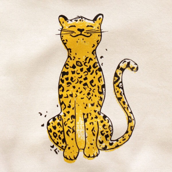 leo-leopard-kinder-sweatshirt-04-littleruby Sweatshirt mit Leopard-Print von little Ruby Nahaufnahme