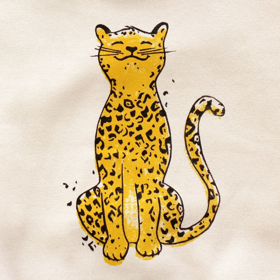 leo-leopard-kinder-sweatshirt-04-littleruby Sweatshirt mit Leopard-Print von little Ruby Nahaufnahme