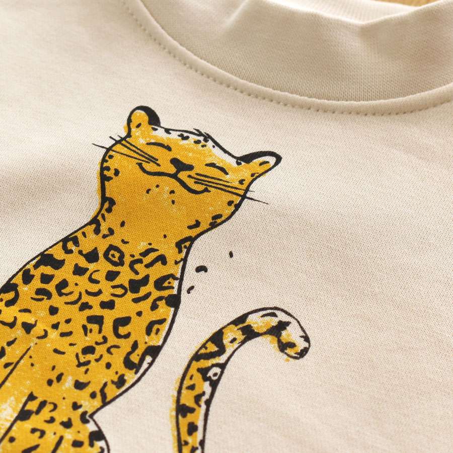 leo-leopard-kinder-sweatshirt-05-littleruby Nahaufnahme Leopard Bio-Sweatshirt von little Ruby
